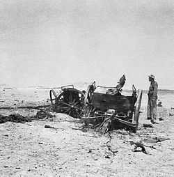 קצין בריטי בוחן תותח עיראקי מושמד, סמוך לבסיס ה-RAF בחבניה, מאי 1941