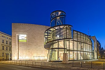 Edifício anexo para exposições temporárias do Museu Histórico Alemão em Berlim, pelo arquiteto Ieoh Ming Pei. (definição 5 400 × 3 600)