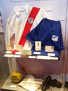 photo d'une vitrine présentant des maillots de football