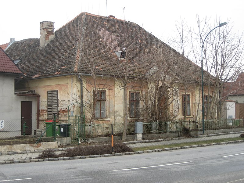 File:Dobermannsdorf-Volksschule-01.jpg