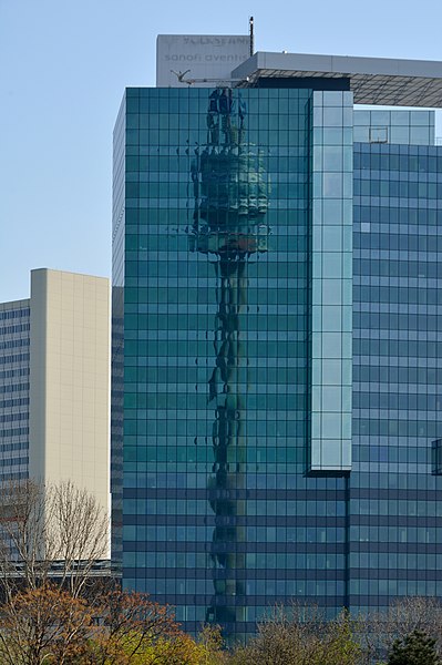 File:Donauturm Spiegelbild DSC 8130w.jpg