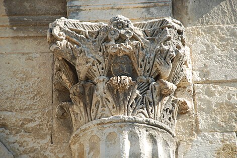 Visage surgissant des feuilles d'acanthe du chapiteau droit.