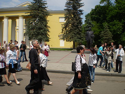 Пам'ятник Івану Франку біля Народного дому. Марш учасників Вишиванка-фест 20 травня 2012 року.