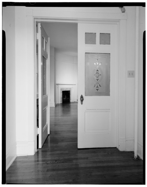 File:ENTRYWAY WITH GLASS DOORS, LIVING ROOM MANTLE IN BACKGROUND, LOOKING EAST. - Fort Leavenworth, Building No. 37, 630-632 Thomas Avenue, Leavenworth, Leavenworth County, KS HABS KANS,52-LEAV,1-O-8.tif