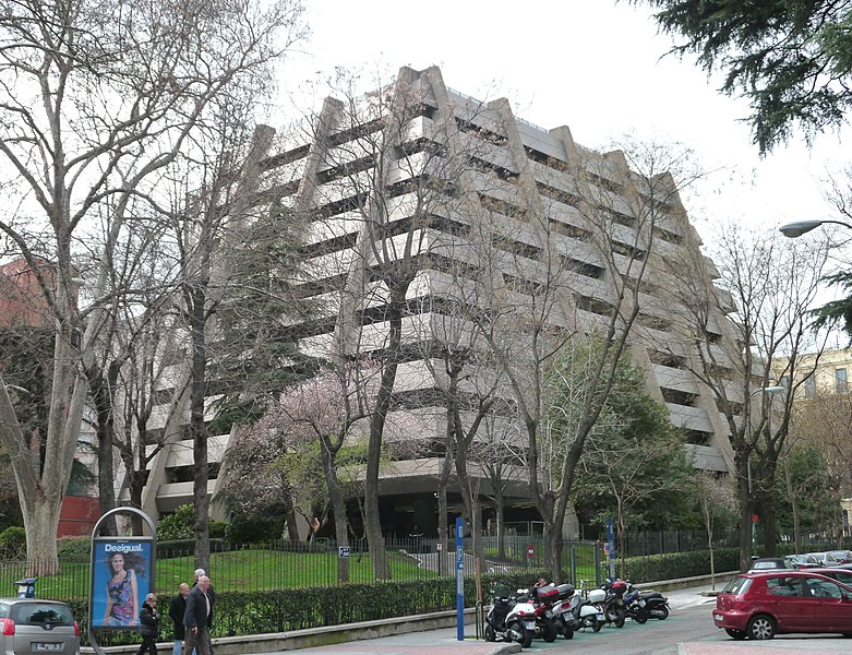 File:Edificio Pirámide (Madrid) 01.jpg