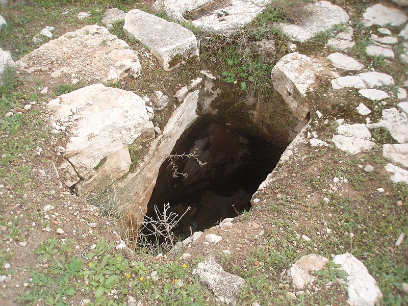 File:El-Khirbe-synagogue-62.jpg