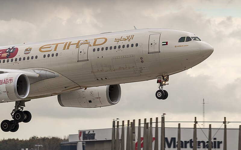 File:Etihad A330 seconds from touchdown (38109509612).jpg