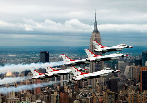 צוות "Thunderbirds" של חיל האוויר האמריקאי במצג אווירי מעל העיר ניו יורק. ברקע ניתן לראות את גורד השחקים אמפייר סטייט