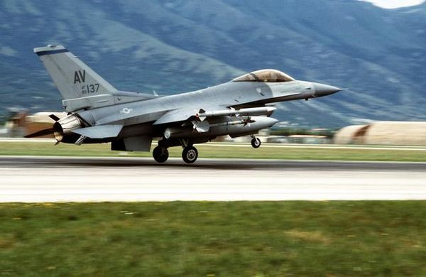 A F-16C Fighting Falcon of the 31st Fighter Wing landing upon returning from an air-strike against the Bosnian Serbs during Operation Deliberate Force