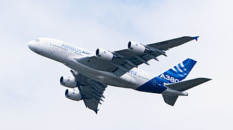 English: Factory Airbus A380-861 (reg. F-WWDD, c/n 004) flying at Paris Air Show 2013. Deutsch: Firmeneigener Airbus A380-861 (Reg. F-WWDD, c/n 004) im Flug während der Paris Air Show 2013