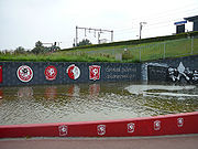 Ook aan de andere kant van de spoorlijn is FC Twente aanwezig.