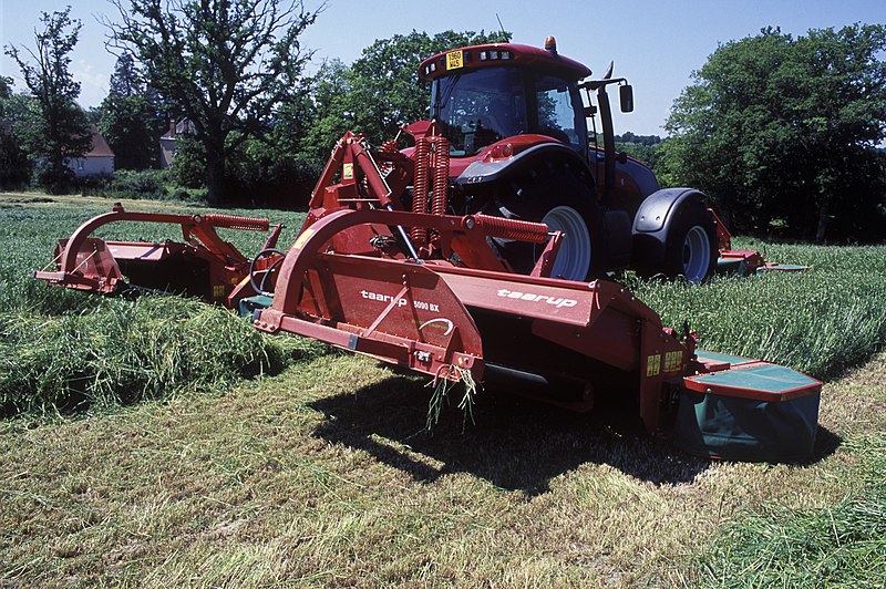 File:Faucheuse sur tracteur (LUSIGNAN 2004)-6-cliche Jean Weber.jpg