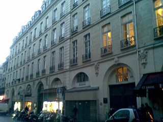 18世紀初頭に建てられたメゾン・サン＝ラザール (Maison Saint-Lazare)。サン＝ラザールの囲い地 (Enclos Saint-Lazare) の一棟。この"囲い地"一帯は、修道院や病院施設、フランス革命期には監獄とその形状が変遷してきた。フォーブール＝サン＝ドニ通り (Rue faubourg Saint-Denis) 沿いにある。