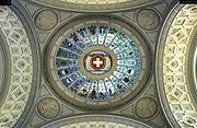 Купол в купольній залі із гербом Швейцарії та 22 кантонів. Юра можна побачити внизу.