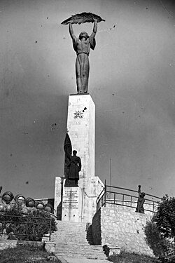 historiallinen valokuva Budapestin vapaudenpatsaasta alkuperäisessä asussaan