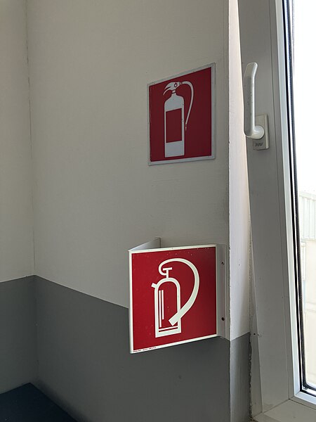 File:Fire extinguisher signage, Prizren Kosovo, July 2023.jpg