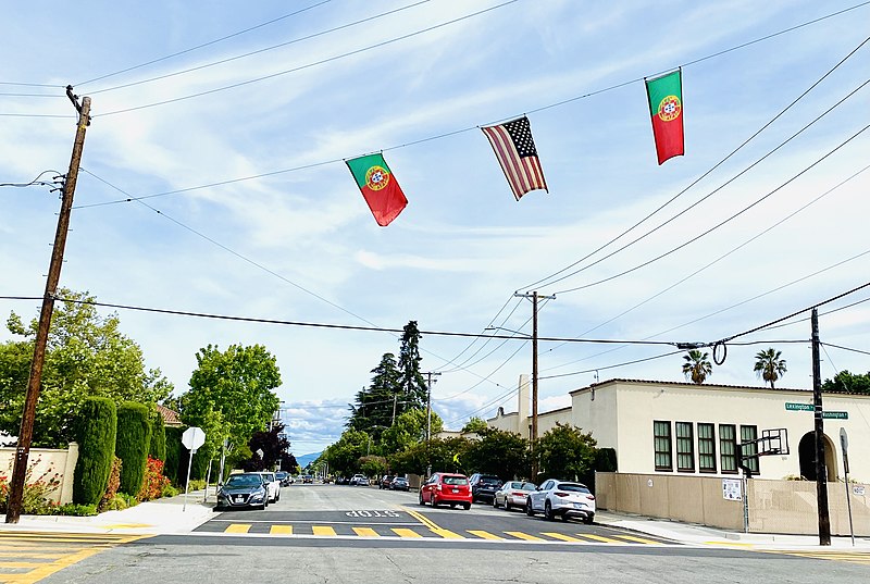 File:Flag of Portugal at Santa Clara, California (Lexington St and Washington St).jpg