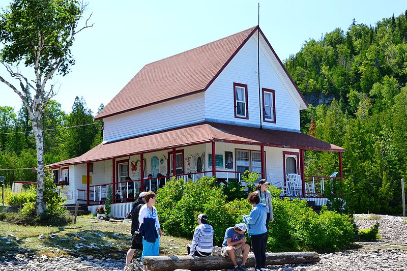 File:Flowerpot Island - lightkeepers' house.JPG