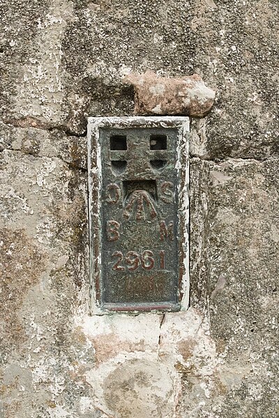 File:Flush bracket bench mark, Moel Famau trig pillar - geograph.org.uk - 6153225.jpg