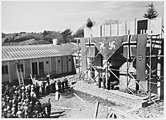 Kranselag (mønsåsfest) for Soldathjemmet i Stavern, et samlingssted og rekonvalesenssenter for tyske soldater i Norge, 1941. Bygget er dekorert med banner for «Kraft gjennom glede» og Tysk arbeidsfront i tillegg til norske flagg. Foto: NTBs krigsarkiv / Riksarkivet