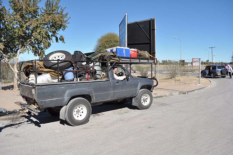 File:Fodo with the hilux.jpg