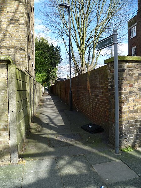 File:Footpath from The Green to Norman Way, Southgate.JPG