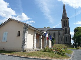 Fraisse la Mairie et l'église.jpg