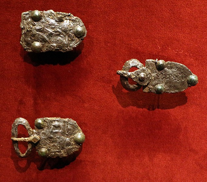 File:Franchi, due fibbie e un puntale di cintura in ferro e argento, vii secolo.jpg