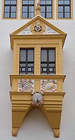 Wappendarstellung der Stadt Freiberg an einem Erker des Rathauses. An der Oberseite der angebliche Kopf des Kunz von Kaufungen