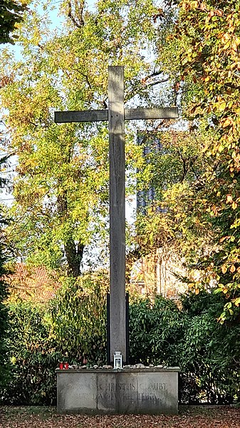 File:Friedhof Steinhude, Großkreuz Wer an Christus glaubt, hat das ewige Leben.jpg