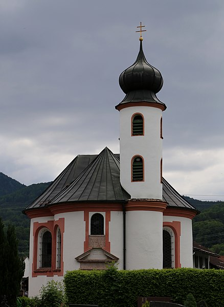 File:Friedhofskapelle Heiliges Kreuz Schlehdorf-4.jpg