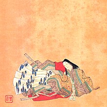 Illustration sur fond orange de la dame allongée, portant des habits avec de nombreux motifs.