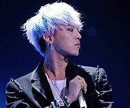 https://upload.wikimedia.org/wikipedia/commons/thumb/6/65/G-Dragon_%289312028085%29.jpg/190px-G-Dragon_%289312028085%29.jpg