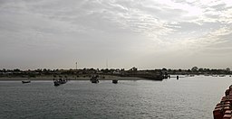 Färjeläget (till höger i bild) i Barra sett från Gambiafloden.