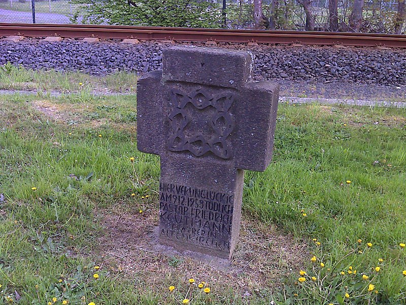 File:Gedenk-Steinkreuz für Pfr. Keutmann in Altenkirchen.jpg