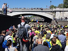 Fichier:Gilets jaunes sur le pare-brise d'une voiture.jpg — Wikipédia