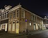 Bedrijfspand met woningen in ambachtelijk-traditionele stijl