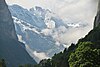 Grosshorn, von Lauterbrunnen gesehen. Der Westgratgendarm rechts vom Hauptgipfelaufbau ist vor allem in der Vergrösserung sehr gut zu sehen.