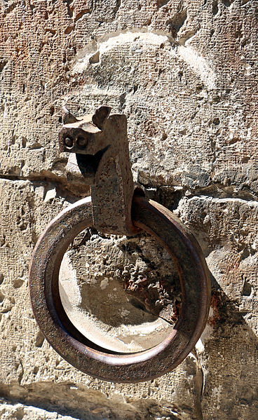 File:Gubbio, casa detta di sant'ubaldo, ferri 05.JPG