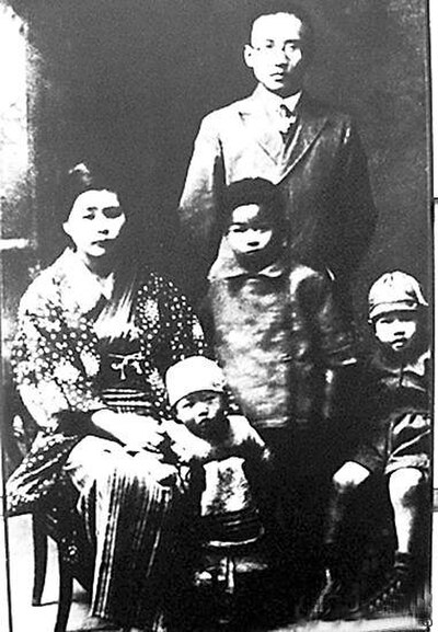 Guo Muoruo and Sato Tomiko with their children