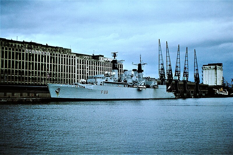 File:HMS Broadsword (39821322600).jpg