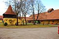 Stallgebäude des Bezirksguts Haar, Teil des Isar-Amper-Klinikum München-Ost (zuvor Bezirkskrankenhaus Haar, davor Kreis-Heil- und Pflegeanstalt Haar). Als Baudenkmal unter Aktennummer D-1-84-123-21 in der Bayerischen Denkmalliste aufgeführt. Laut Denkmalliste unter Einbeziehung älterer Ökonomiegebäude des ehemaligen Kreisgutes vom Ende des 19. Jahrhunderts auf der Planungsgrundlage des Psychiaters Friedrich Vocke durch Carl Freiherr von Harsdorf (Bamberg) und Adolf Stauffer (Rosenheim) errichtet in den Jahren 1901 bis 1905.