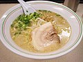 Ramen Hakata (博多) dengan sup tonkotsu ("tulang babi")