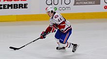 Fotografie a lui Morgan Ellis purtând tricoul alb Hamilton Bulldogs