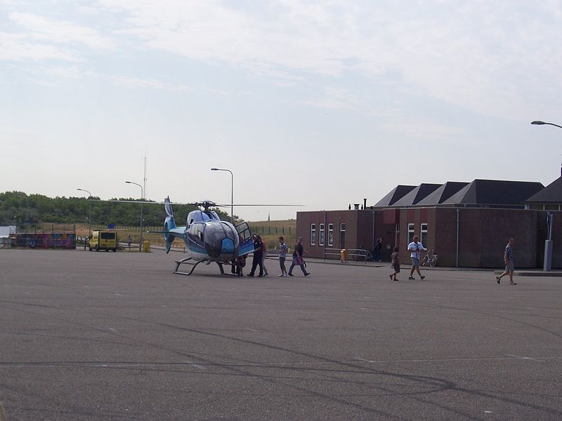 File:Helikopter bij Scum, parkeerterrein Noordduinen.JPG