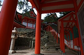 Escaliers avec un cloître menant à Kami-no-Miya.