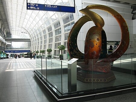 Hong Kong International Airport, Arrival Hall 6, Mar 06.JPG