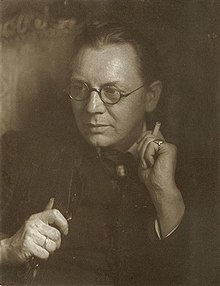 A black and white photograph of Hugo Erfurth.