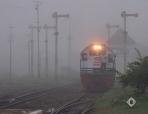 Lokomotif CC 201-74R (kini CC 201 89 02) langsir di timur Stasiun Madiun, 2005