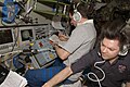 Cosmonautas no módulo Zvezda preparam a desacoplagem do ATV.